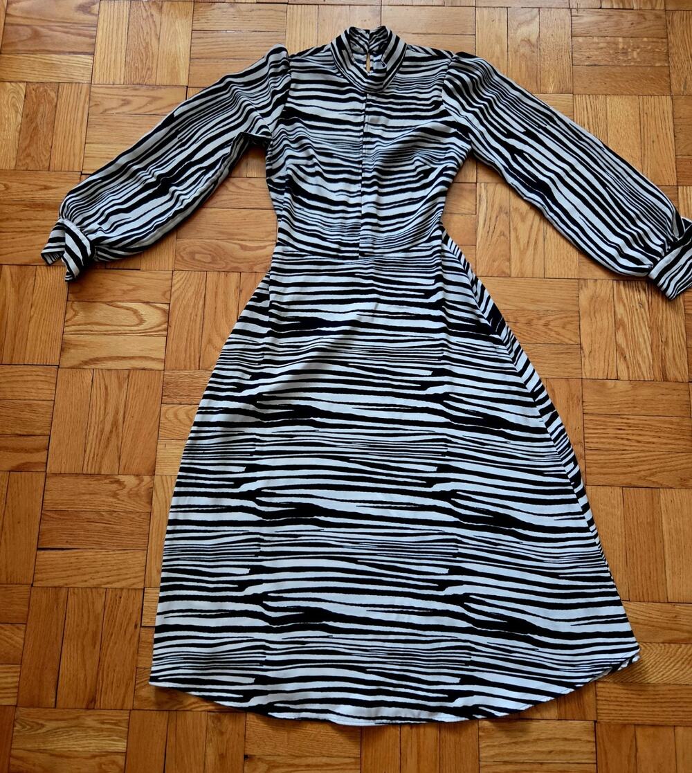 Long Sleeve Zebra Print Key Hole Button Back Bananna Republic Dress Sz 0